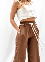 Pantalón marrón de lino y viscosa, de corte ancho y cintura alta con cordón ajustable.