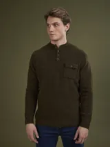 Sweater verde militar de punto con cuello mao abotonado y bolsillo de parche en el pecho.