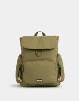 Mochila color verde militar de tela engomada con solapa y tira de ajuste. Tiene correas regulables, manija superior, bolsillo frontal con cierre y puller de cordón y goma, bolsillos laterales con cierres y pullers de cordón y goma, y tag de goma.