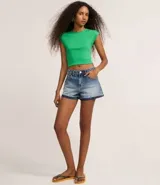 Blusa verde sin mangas, confeccionada en tejido rib con textura de rayas.