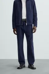 Pantalón de corte regular fit en color azul marino, confeccionado en una mezcla de lyocell y algodón. Presenta bolsillos frontales inclinados, bolsillos traseros de vivo y cierre frontal con cremallera y botón.