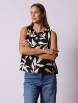 Blusa sin mangas de gasa estampada en blanco y negro, marca Floral & Ivy. Tiene cuello a la base y escote en V con botones.