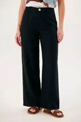 Pantalón negro de corte palazzo, con cintura alta y pinzas frontales.