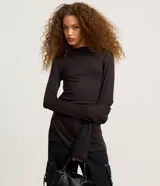 Blusa femenina ajustada, confeccionada en malla rib de viscosa, con cuello alto y mangas largas. Sin estampa y posee fruncido en los laterales.
