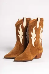 Bota texana de caña media en cuero color beige con apliques de cuero negro en forma de llamas.