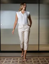 Pantalón capri color beige, marca Zac & Rachel, confeccionado en gabardina elastizada. Presenta pretina con botón, cierre y hebilla metálica, bolsillos inclinados en la parte delantera y corte ajustado.