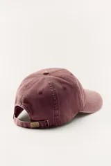 Gorra color crudo con visera y bordado frontal con el texto "Zara A Coruña Est. 1975 50 Years". Ajuste regulable en la parte posterior.