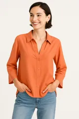 Camisa color naranja con cuello clásico, abotonada al frente y mangas 3/4.
