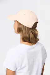 Gorro con visera color beige con bordado frontal.