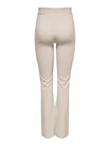 Pantalón tipo calza color beige, de corte flare y tiro alto.
