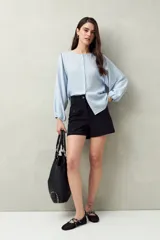 Short blanco de tiro alto con bolsillos delanteros con solapa y botones a la vista.