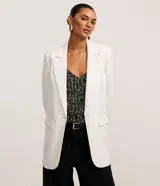 Blazer oversized de viscosa color blanco, con solapas en el cuello y cierre de un botón.