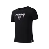 Remera negra de algodón con estampado frontal del logo del Inter de Miami en color rosa.