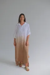 Vestido camisero largo de lino italiano con degradado de blanco a tostado, manga 3/4 con botón ajustable y cierre frontal con botones.