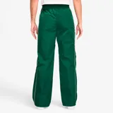 Pantalón largo deportivo Nike Sportswear Windrunner High-Rise de mujer, color verde con detalles en blanco.