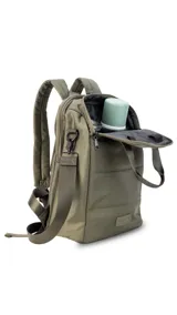 Mochila matera confeccionada en tela impermeable color beige, diseñada con dos compartimientos independientes para el kit de mate y objetos personales. Cuenta con bolsillos internos, asas de mochila acolchadas, asa de mano superior y una correa ajustable extraíble para llevar al hombro.