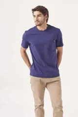 Remera azul con bolsillo en el pecho.
