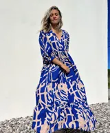 Vestido largo con estampado abstracto en azul y crudo, con escote en V y mangas 3/4.