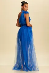 Vestido de fiesta corto color azul eléctrico, con escote asimétrico de un solo hombro y falda corta ajustada con overlay de tul largo hasta el piso.