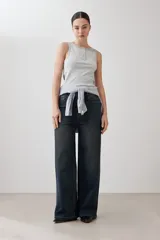 Pantalón de jean azul oscuro, de corte wide leg.