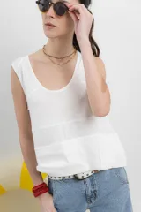 Musculosa negra con escote en U y cortes irregulares.