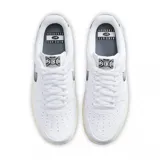 Zapatillas urbanas Nike Air Force 1 '07, color blanco con detalles en gris brillante en el logo y el talón.