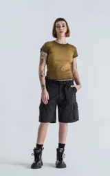 Bermuda cargo negra de corte recto, con bolsillos laterales y bolsillos cargo con solapa en los muslos. Incluye un cinturón de cinta ajustable con hebilla de plástico negra.