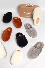 Pantuflas tipo slides forradas en piel sintética color blanco o negro, con base de goma.