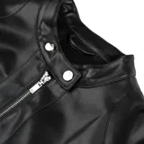 Campera negra símil cuero con cuello redondo, cierre frontal y bolsillos laterales con cierre.