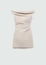 Vestido corto color beige, con escote asimétrico off-shoulder y drapeado lateral.