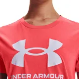 Remera gris de mujer marca Under Armour, de corte clásico y manga corta. Presenta el logo de la marca estampado en el pecho con diseño camuflado en tonos azules y negros.