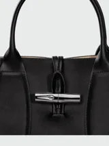 Bolso tote Longchamp modelo Le Roseau, color negro, con doble asa corta y correa larga extraíble.