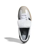Championes Adidas Samba LT de cuero blanco con detalles en negro y suela de goma color caramelo.