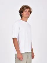 Remera negra de manga corta, con cuello redondo y corte holgado.