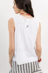 Musculosa negra con escote en U y cortes irregulares.