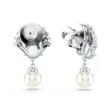 Aros colgantes con forma de concha marina, adornados con cristales Swarovski transparentes y un cristal azul en el centro. Cuentan con una perla de cristal blanca colgando.