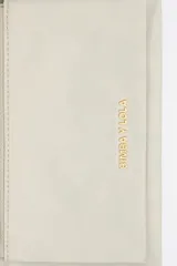 Cartera negra de nylon con estructura blanda. Cuenta con asa de tejido, logo metálico BIMBA Y LOLA, acabados metálicos, tarjetero interior, cierre con cremallera e interior con placa logotipada metálica BIMBA Y LOLA.