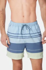 Short de baño celeste con rayas horizontales en tonos de azul, blanco y verde.