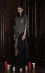 Remera gris de manga corta con cuello redondo y calce oversize. Estampa frontal con el diseño de la carta del tarot 'El Loco'.