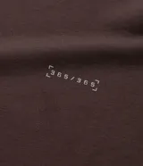 Remera deportiva marrón de corte clásico, cuello redondo y mangas cortas. Confeccionada en tejido de poliéster y modal con tecnología Dry, que facilita la transpiración. Presenta un pequeño estampado con lettering en el pecho.