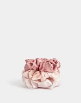 Set de tres scrunchies de satén en tonos rosa y beige.