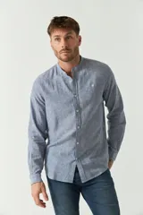 Camisa celeste de lino y algodón con cuello mao, corte semi slim, logo bordado y mangas largas.