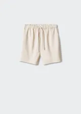 Short color beige de tejido fluido con cintura elástica ajustable con lazo.
