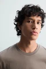 Camiseta blanca de algodón de peso medio, corte recto, cuello redondo y mangas cortas.