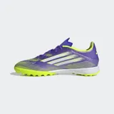 Championes de fútbol Adidas F50 League Turf Cleats, color violeta con detalles en amarillo y blanco. Diseñados para césped artificial.