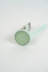 Reloj de pulsera color verde menta, con caja redonda y correa de silicona.