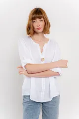 Blusa celeste de lino, con escote en V, manga tres cuartos y botón de madera.
