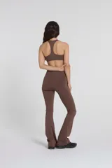 Calza larga marrón acampanada, de tiro alto y cintura con doble tela.