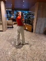 Pantalón amplio crudo de corte wide leg, con diseño básico y clásico.