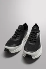 Zapatilla deportiva color crudo para uso diario y carreras ligeras. Parte superior de tejido de punto transpirable con puntera y talón recubiertos de material Shield Protect Max. Ajuste con cordones, tirador trasero y plantilla OrthoLite® extraíble. Entresuela con tecnología Spume Foam V3 y suela de goma.